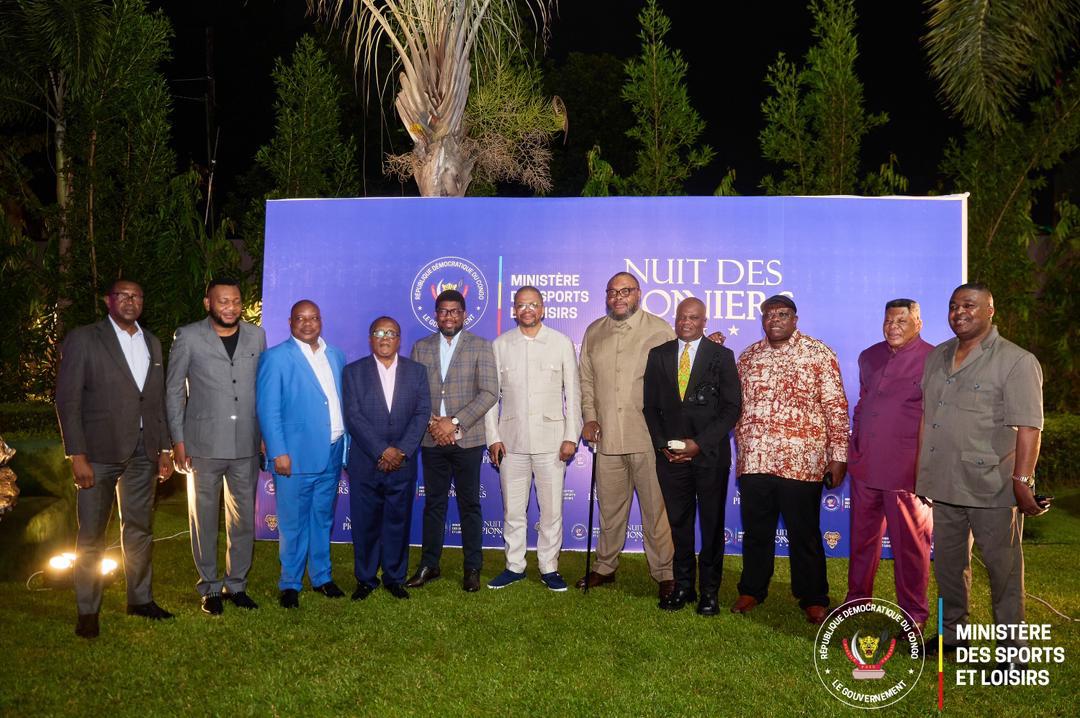 pascal_mulegwa's tweet photo. #RDC🇨🇩 : Le ministre des Sports et Loisirs, @DidierBudimbu, a réuni mardi à Kinshasa d’anciens ministres des Sports, secrétaires généraux et figures du football congolais, dans le cadre de la "Nuit des Pionniers", une initiative destinée à mobiliser les énergies en faveur de la qualification des Léopards à la Coupe du monde.

La rencontre s’est tenue à l’Espace Kemesha, en présence notamment d’anciens et actuels présidents de la Fédération congolaise de football association (FECOFA), ainsi que de plusieurs leaders des mouvements sportifs nationaux. 

Sur les 13 anciens ministres des Sports invités, dix ont répondu présents.