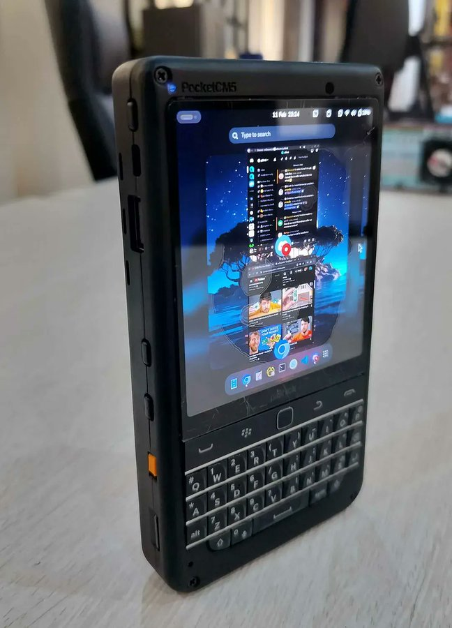 JLCPCB_Japan's tweet photo. 📱Raspberry Pi CM5搭載のスマートフォンサイズハンドヘルドPC（Ahmad Amarullah作）
1. 3.92インチAMOLEDタッチディスプレイ
2. QWERTYキーボード+BBQ20トラックパッド
EasyEDA Proで設計、JLCPCBで製造
🔗Project: https://t.co/tlF92yj8mf
#EasyEDA #JLCPCB #OSHWLab #オープンソースハードウェア https://t.co/oVYI9Soqwa