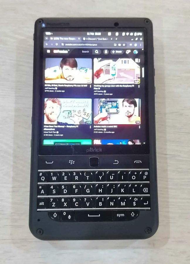 JLCPCB_Japan's tweet photo. 📱Raspberry Pi CM5搭載のスマートフォンサイズハンドヘルドPC（Ahmad Amarullah作）
1. 3.92インチAMOLEDタッチディスプレイ
2. QWERTYキーボード+BBQ20トラックパッド
EasyEDA Proで設計、JLCPCBで製造
🔗Project: https://t.co/tlF92yj8mf
#EasyEDA #JLCPCB #OSHWLab #オープンソースハードウェア https://t.co/oVYI9Soqwa