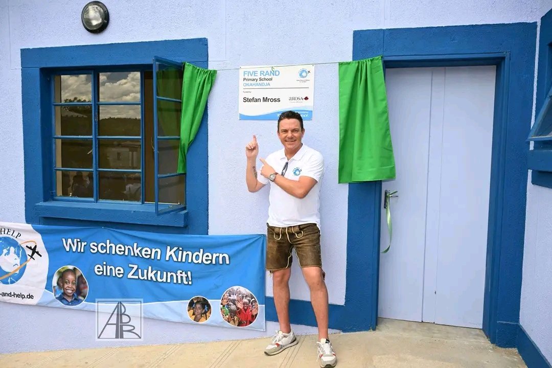 MrossStefa30404's tweet photo. Meine erste eigene Schule in Namibia!!! 
Es ist ein unglaublich tolles Gefühl, Kindern Bildung und Zukunft zu ermöglichen. 

Alles Liebe 🍀

Foto: Abr Pictures

#stefanmross #kinder #namibia #bildung #schule https://t.co/hm5bVjki8A