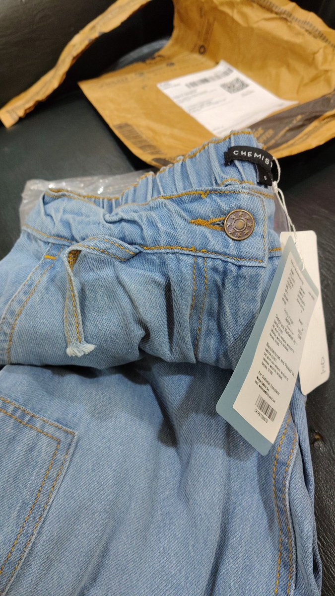 pankajub's tweet photo. @myntra kitne bade fraud ho tum log, pahle defective item deliver karte ho fir return lene me aanakaani karte ho, sharm aani chahiye, koi bhi myntra se shopping mat karo, fraud hain ye chor🤬🤬
@MyntraSupport 
#NanditaSinha https://t.co/dRrvEay2Qf