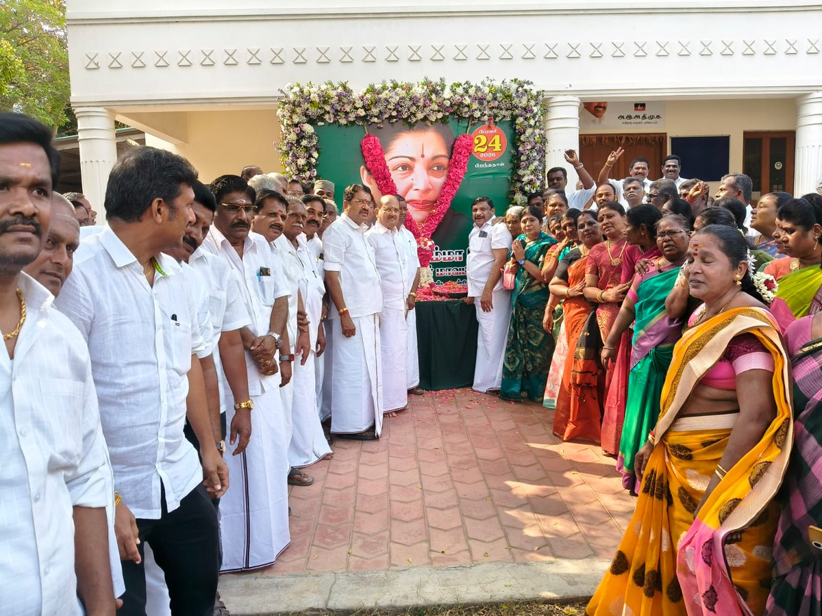 kvramalingam's tweet photo. இதயதெய்வம், புரட்சித்தலைவி அம்மா அவர்களின் 78வது பிறந்தநாளை முன்னிட்டு ஈரோடு மாநகர் மாவட்ட அலுவலகம் மற்றும் பன்னீர்செல்வம் பார்க்கில் உள்ள புரட்சித்தலைவி அம்மா அவர்களின் திருவுருவ சிலைக்கு கழக நிர்வாகிகளுடன் மாலை அணிவித்து மரியாதை செலுத்தினேன்.
#ஈரோடு_மாநகர் https://t.co/AcbmFfx8hO