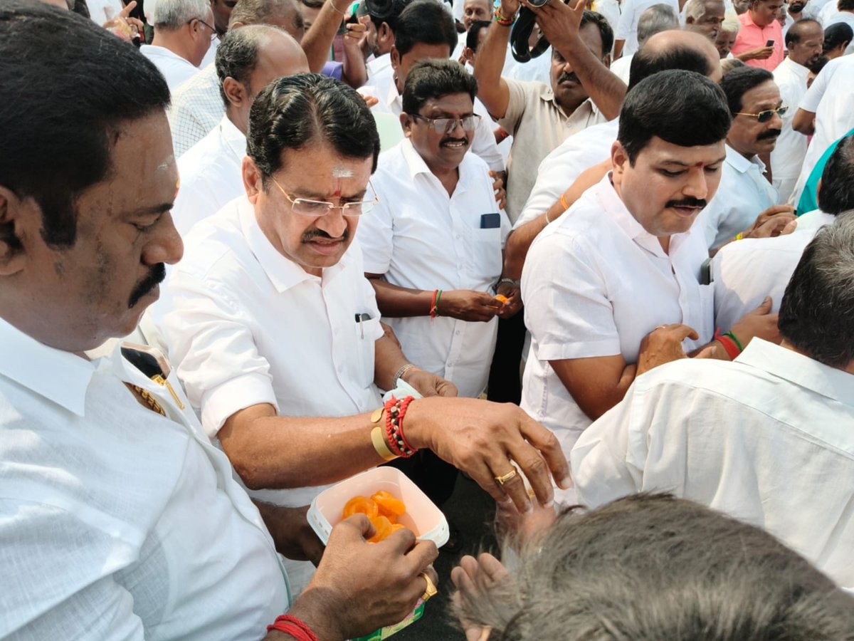 kvramalingam's tweet photo. இதயதெய்வம், புரட்சித்தலைவி அம்மா அவர்களின் 78வது பிறந்தநாளை முன்னிட்டு ஈரோடு மாநகர் மாவட்ட அலுவலகம் மற்றும் பன்னீர்செல்வம் பார்க்கில் உள்ள புரட்சித்தலைவி அம்மா அவர்களின் திருவுருவ சிலைக்கு கழக நிர்வாகிகளுடன் மாலை அணிவித்து மரியாதை செலுத்தினேன்.
#ஈரோடு_மாநகர் https://t.co/AcbmFfx8hO