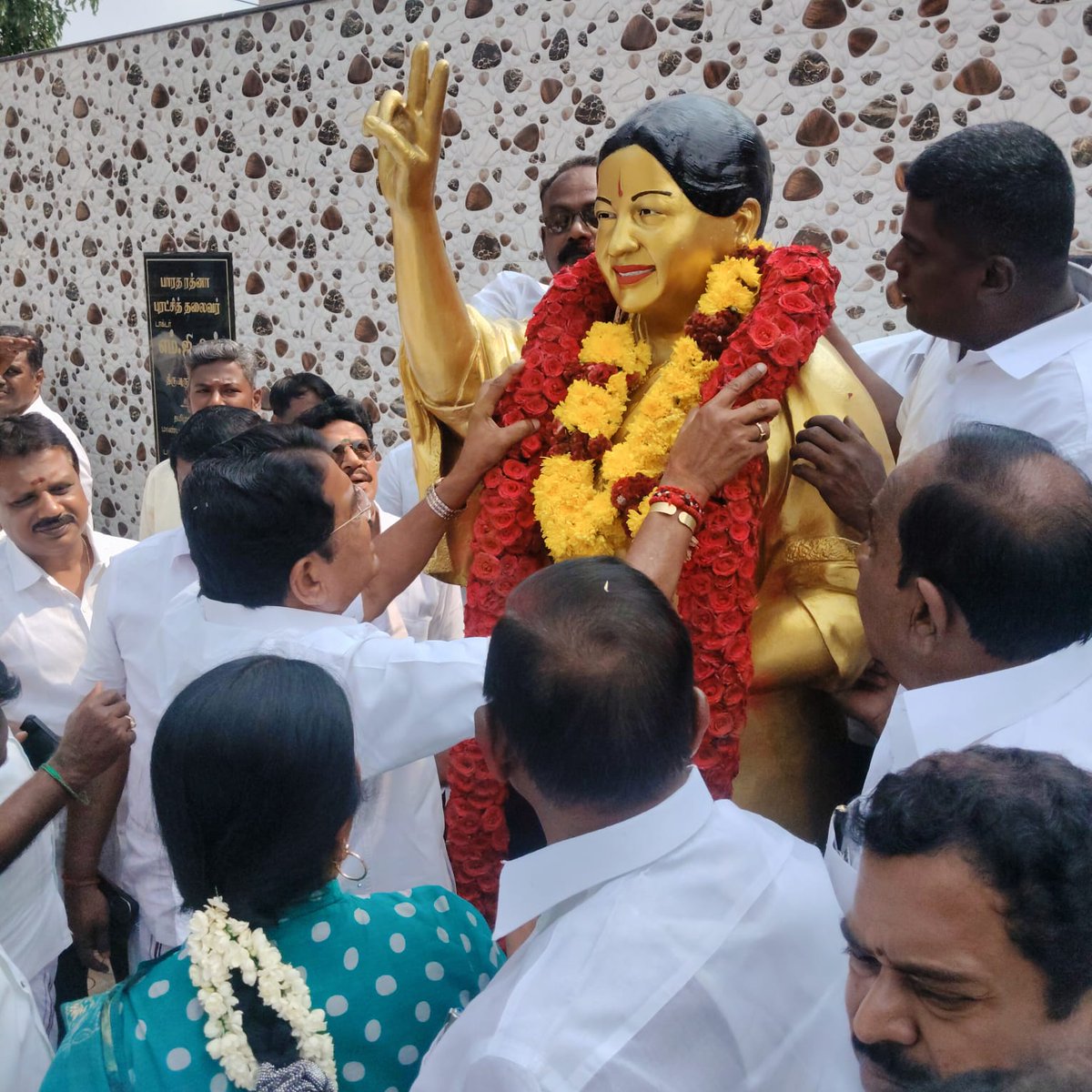 kvramalingam's tweet photo. இதயதெய்வம், புரட்சித்தலைவி அம்மா அவர்களின் 78வது பிறந்தநாளை முன்னிட்டு ஈரோடு மாநகர் மாவட்ட அலுவலகம் மற்றும் பன்னீர்செல்வம் பார்க்கில் உள்ள புரட்சித்தலைவி அம்மா அவர்களின் திருவுருவ சிலைக்கு கழக நிர்வாகிகளுடன் மாலை அணிவித்து மரியாதை செலுத்தினேன்.
#ஈரோடு_மாநகர் https://t.co/AcbmFfx8hO