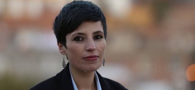 Gazeteci Dicle Müftüoğlu hakkında mesleki faaliyetleri ve sosyal medya paylaşımları gerekçe gösterilerek en az beş dava açıldı. “Örgüt üyeliği” suçlamasıyla yargılandığı ve 10 ay tutuklu kaldığı davada beraat eden Müftüoğlu, diğer dört dosyada ise çeşitli cezalara çarptırıldı.