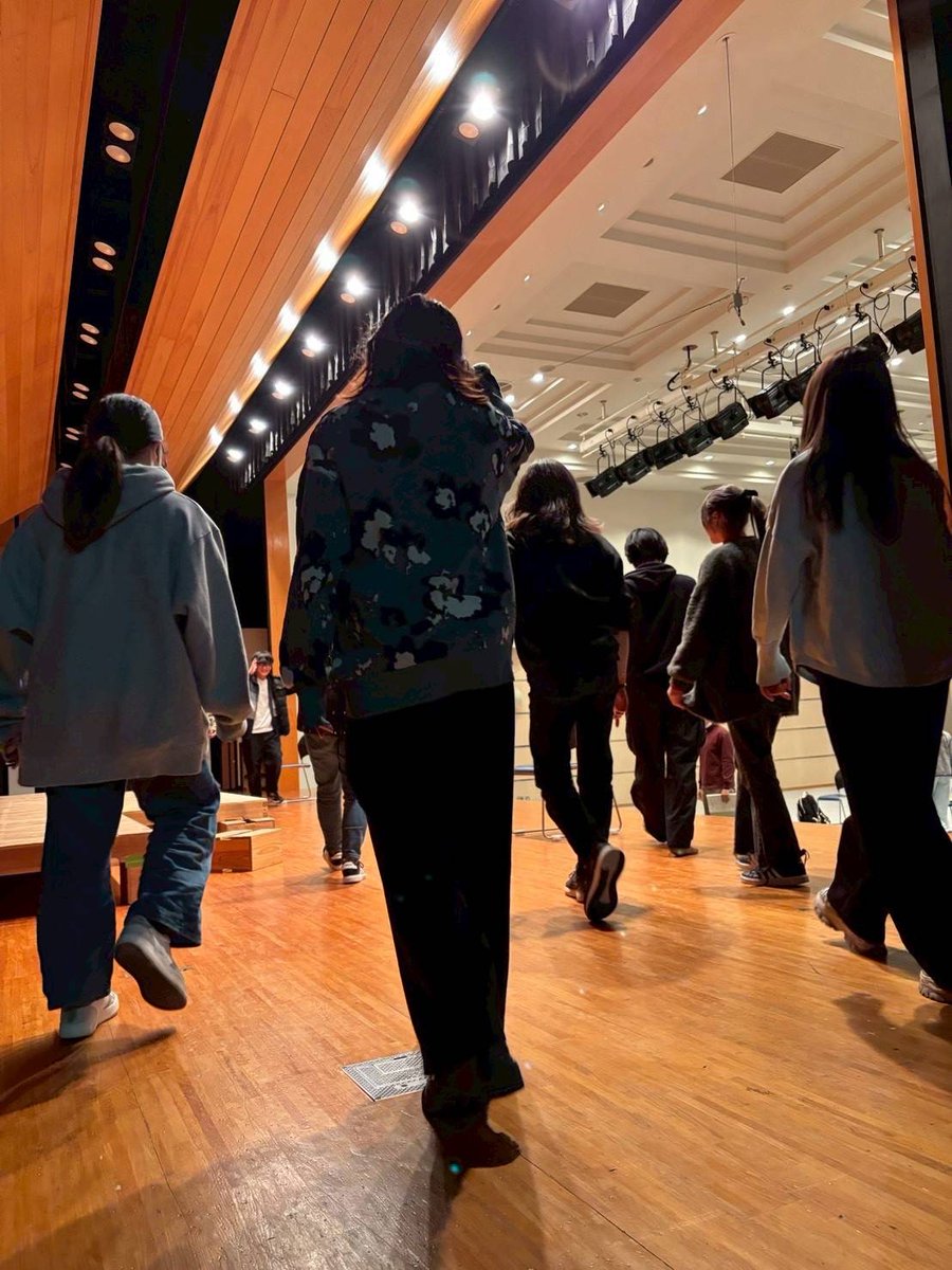 〈劇団404稽古だより〉

アザレアホールで稽古を行いました！
本番と同じ環境で演技をすることで、本番の演技の完成度も格段に上昇します。新しい発見もあり、役者一同とても身になる稽古となりました✨️

#劇団404 #ヒロゲキ #広島大学 #演劇