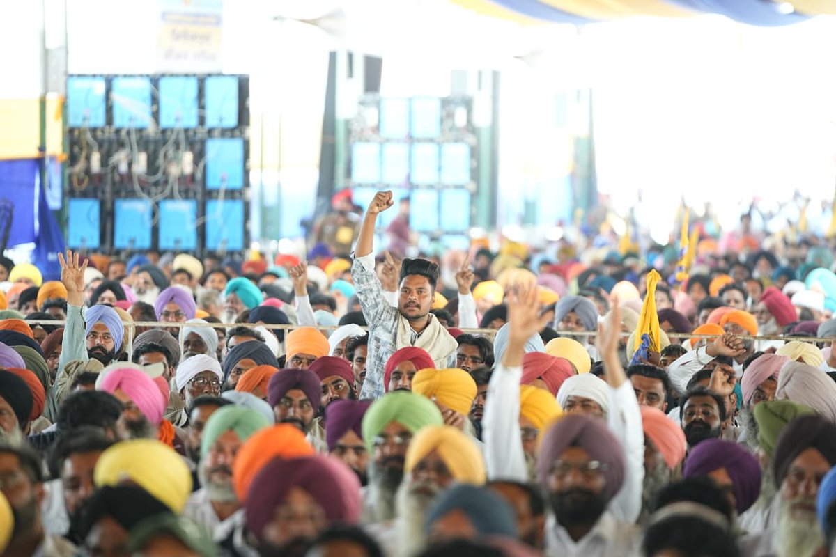 BhagwantMann's tweet photo. ਅੱਜ ਮਾਲਵੇ ਦੇ ਅੰਨਦਾਤਿਆਂ ਲਈ ਇੱਕ ਇਤਿਹਾਸਕ ਅਤੇ ਖੁਸ਼ੀਆਂ ਭਰਿਆ ਦਿਨ ਹੈ। ਪਿਛਲੇ 74 ਸਾਲਾਂ ਤੋਂ ਅਣਗੌਲੀ 'ਫਿਰੋਜ਼ਪੁਰ ਫੀਡਰ ਨਹਿਰ' ਦੀ ਰੀਲਾਈਨਿੰਗ ਦੇ ਪਹਿਲੇ ਫੇਜ਼ ਦਾ ਅੱਜ ਉਦਘਾਟਨ ਕਰਨ ਜਾ ਰਹੇ ਹਾਂ। ਸਾਡੇ ਇੰਜੀਨੀਅਰਾਂ ਅਤੇ ਕਾਮਿਆਂ ਨੇ 'War Mode' ਵਿੱਚ ਕੰਮ ਕਰਦਿਆਂ ਮਹਿਜ਼ 35 ਦਿਨਾਂ 'ਚ ₹180 ਕਰੋੜ ਦੀ ਲਾਗਤ ਨਾਲ ਇਹ ਕੰਮ ਮੁਕੰਮਲ ਕੀਤਾ ਹੈ।

ਇਸ ਨਾਲ ਨਾ ਸਿਰਫ਼ ਨਹਿਰ ਦੀ ਸਮਰੱਥਾ ਵਧੀ ਹੈ, ਸਗੋਂ ਹੁਣ ਸਾਡੇ ਸਰਹੱਦੀ ਇਲਾਕਿਆਂ (ਖਾਸ ਕਰਕੇ ਫਾਜ਼ਿਲਕਾ ਅਤੇ ਜਲਾਲਾਬਾਦ) ਨੂੰ ਫ਼ਸਲਾਂ ਲਈ ਸਾਫ਼ ਪਾਣੀ ਮਿਲੇਗਾ। ਪੰਜਾਬ ਦੇ ਪਾਣੀਆਂ ਨੂੰ ਬਚਾਉਣ ਅਤੇ ਖੇਤਾਂ ਦੀਆਂ ਟੇਲਾਂ ਤੱਕ ਪਹੁੰਚਾਉਣ ਲਈ ਅਸੀਂ ਵਚਨਬੱਧ ਹਾਂ।
-----------
आज मालवा के अन्नदाताओं के लिए एक ऐतिहासिक और खुशियों भरा दिन है। पिछले 74 वर्षों से उपेक्षित रही 'फिरोज़पुर फीडर नहर' की रीलाइनिंग के पहले चरण का आज उद्घाटन करने जा रहे है। हमारे इंजीनियरों और कर्मियों ने 'War Mode' में काम करते हुए मात्र 35 दिनों में 180 करोड़ रुपये की लागत से यह कार्य पूरा किया है।

इससे ना केवल नहर की क्षमता बढ़ी है, बल्कि अब हमारे सीमावर्ती क्षेत्रों, खासकर फाज़िल्का और जलालाबाद को फसलों के लिए स्वच्छ पानी उपलब्ध होगा। पंजाब के पानी को बचाने और उसे खेतों की टेलों तक पहुंचाने के लिए हम पूरी तरह प्रतिबद्ध हैं।