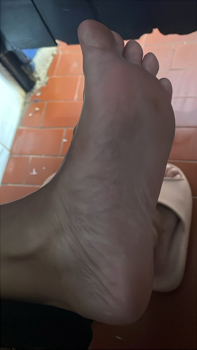 Analu_Feet's tweet photo. O pezinho que te deixa de joelhos, e o cheiro que te deixa fraco.
Final de mês e sei que ainda há um pequeno saldo em sua conta, tenha o privilégio de zerar ela com a sua Deusa 🤣🤭

#feet #findom #domme #packdope https://t.co/IygCRSlLcI