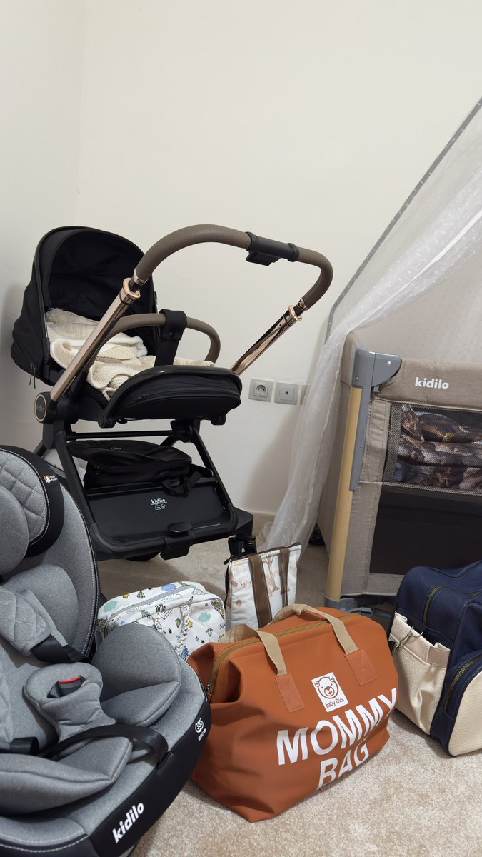 یک‌عدد نویسنده فرفری😌💙 tweet media