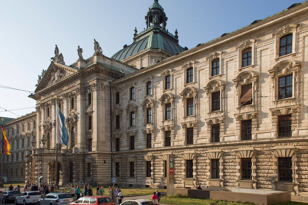muenchen's tweet photo. ANZEIGE | Taucht ein in die spannende Geschichte des #Münchner Justizpalasts 🏛️ Bei einer #Führung bekommt ihr tiefe Einblicke in die wechselhafte Vergangenheit und die #Architektur des imposanten Gebäudes am #Stachus. Bucht hier eure Führung: https://t.co/SHXejgVykA https://t.co/LnkbYzRk1P