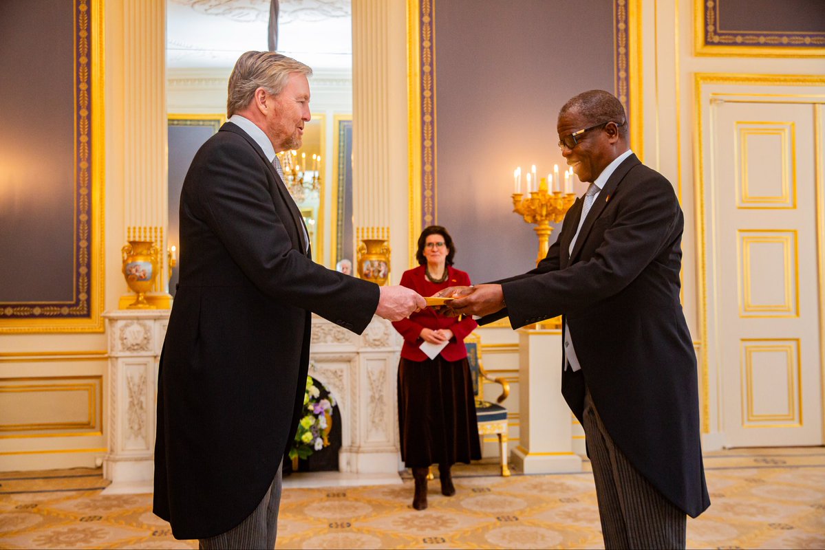 De Koning ontvangt op Paleis Noordeinde ter overhandiging van hun geloofsbrieven achtereenvolgens 🇮🇩 ambassadeur Jinangkung van Indonesië, 🇷🇸 ambassadeur Jovićević van Servië en 🇬🇩 ambassadeur Joseph van Grenada. koninklijkhuis.nl/onderwerpen/ge…