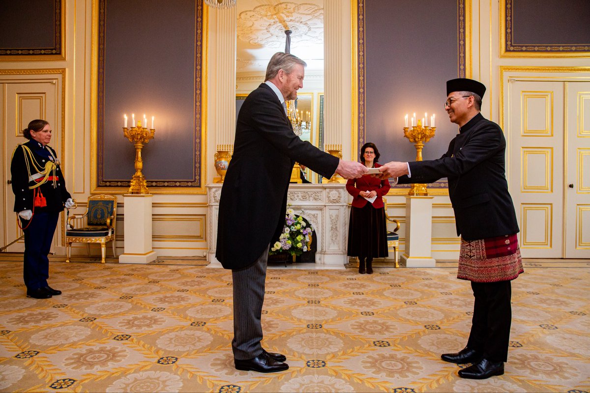 koninklijkhuis's tweet photo. De Koning ontvangt op Paleis Noordeinde ter overhandiging van hun geloofsbrieven achtereenvolgens 🇮🇩 ambassadeur Jinangkung van Indonesië, 🇷🇸 ambassadeur Jovićević van Servië en 🇬🇩 ambassadeur Joseph van Grenada. https://t.co/fILMHgAcEr https://t.co/klRBHtY0bn
