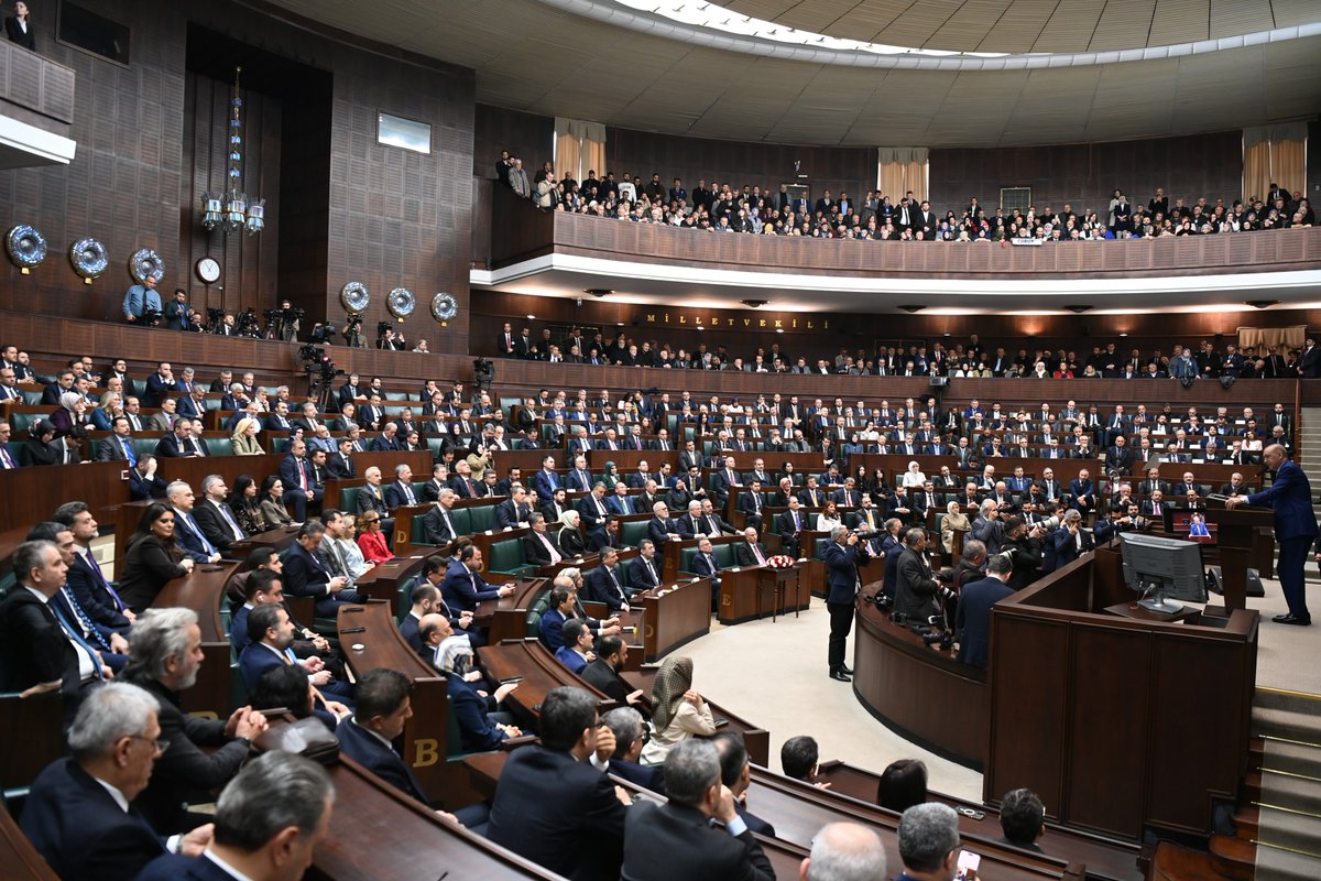 🇹🇷 Cumhurbaşkanımız Sayın <a href="/RTErdogan/">Recep Tayyip Erdoğan</a>’ın teşrif ve hitaplarıyla AK Parti TBMM Grup Toplantımızı gerçekleştirdik.

Köklerini medeniyet tasavvurumuzdan alan; inancımıza, tarihimize, kültürümüze sahip çıkan bir anlayışla değerlerimizi kararlılıkla muhafaza ediyoruz.

Birlik ve