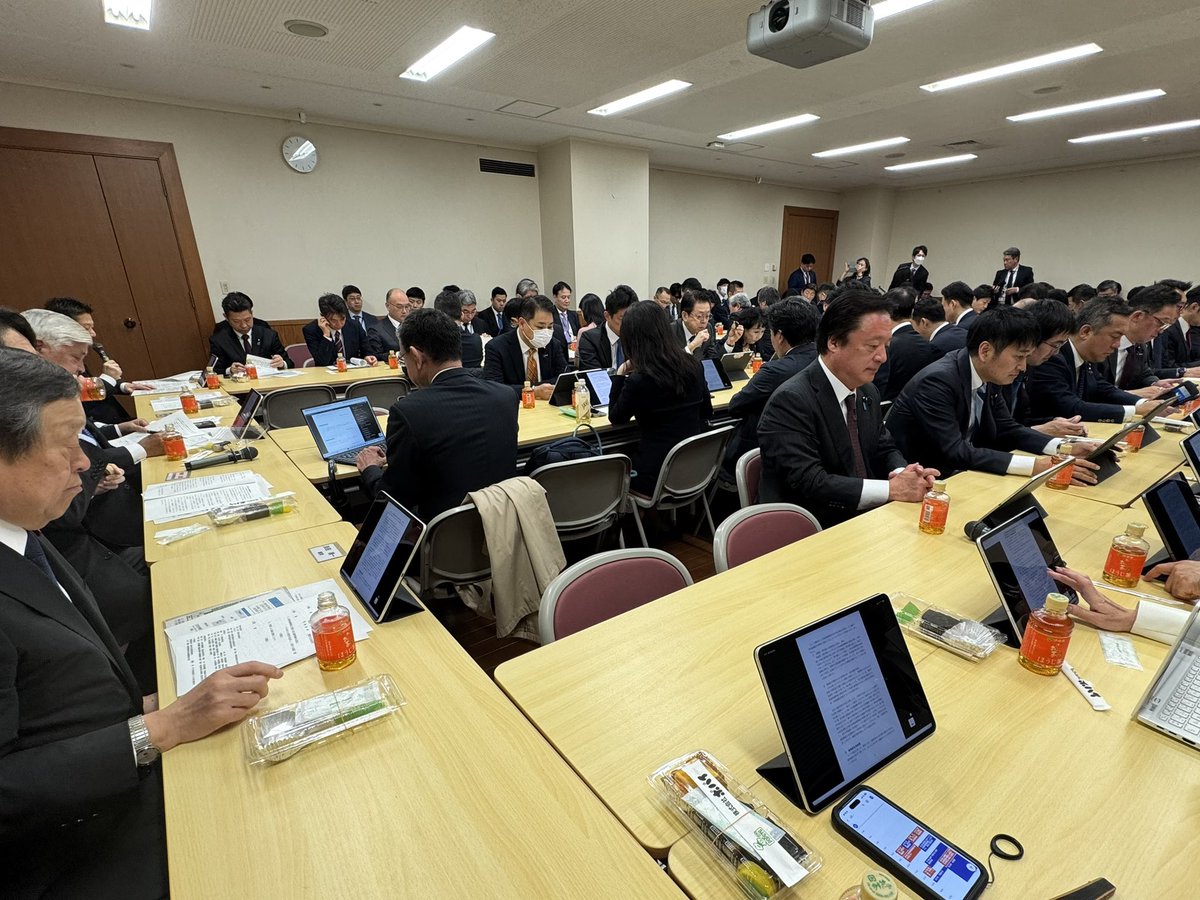 朝イチ8時は安全保障調査会からスタートです。その後挨拶回りと来客、衆議院本会議は代表質問。
夕方も来客続き、夜は地元世田谷区商店街連合会女性部の新年会研修会にてご挨拶です。やはり商売繁盛が一番です。
#安全保障　#衆議院　#若宮けんじ　#商店街　#女性