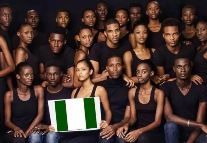 Nigeria se convierte en el primer país en prohibir las modelos blancas y británicas en toda la publicidad.

“Tenemos 200 millones de personas maravillosas aquí... usaremos las nuestras”