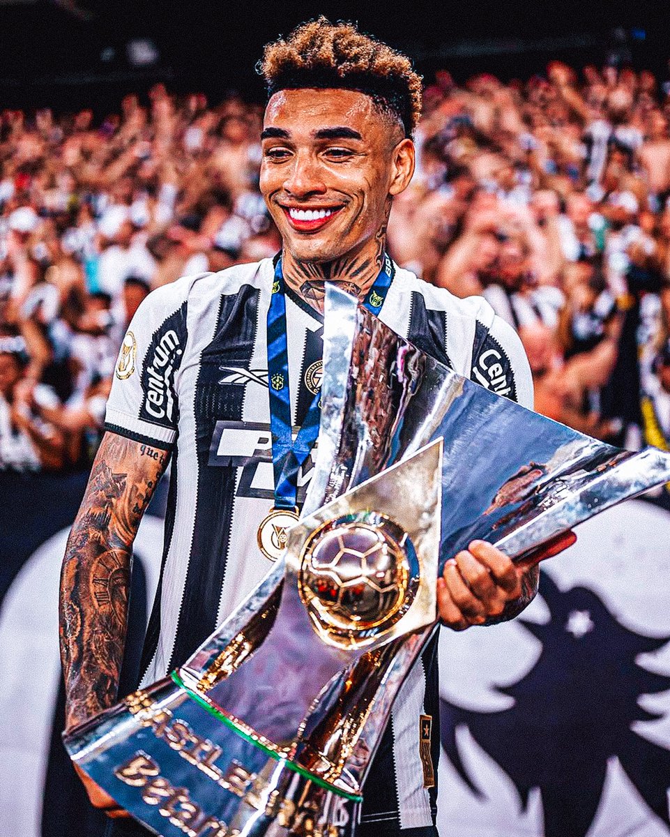 Hoje é aniversário de Igor Jesus. O atacante campeão da Libertadores e do Brasileirão pelo Botafogo completa 25 anos.