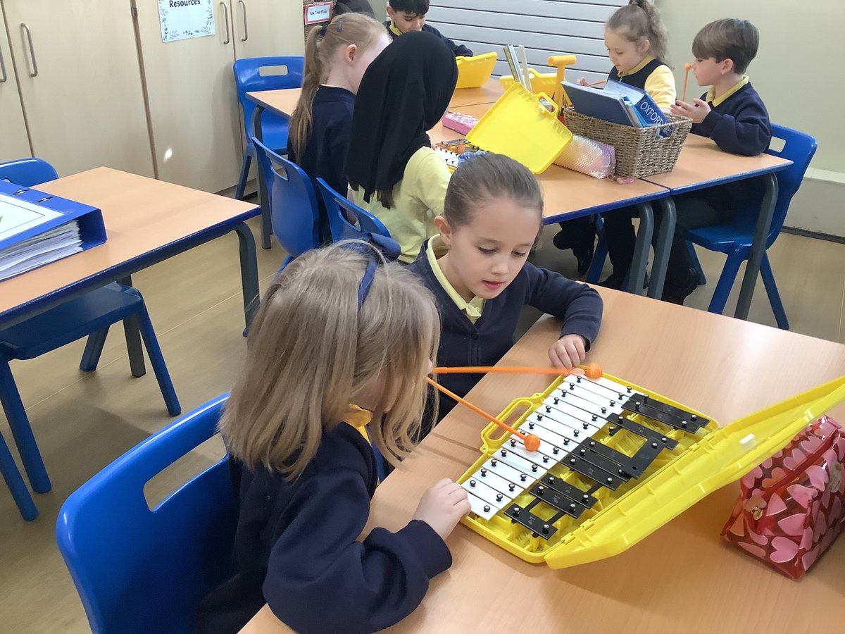 MissWhitehead7's tweet photo. Year 2 have started learning all about jazz music and made a great start by playing on the glockenspiels today. 🎶 @PinehurstP #PinehurstMusic https://t.co/OqAKn4Bz5l