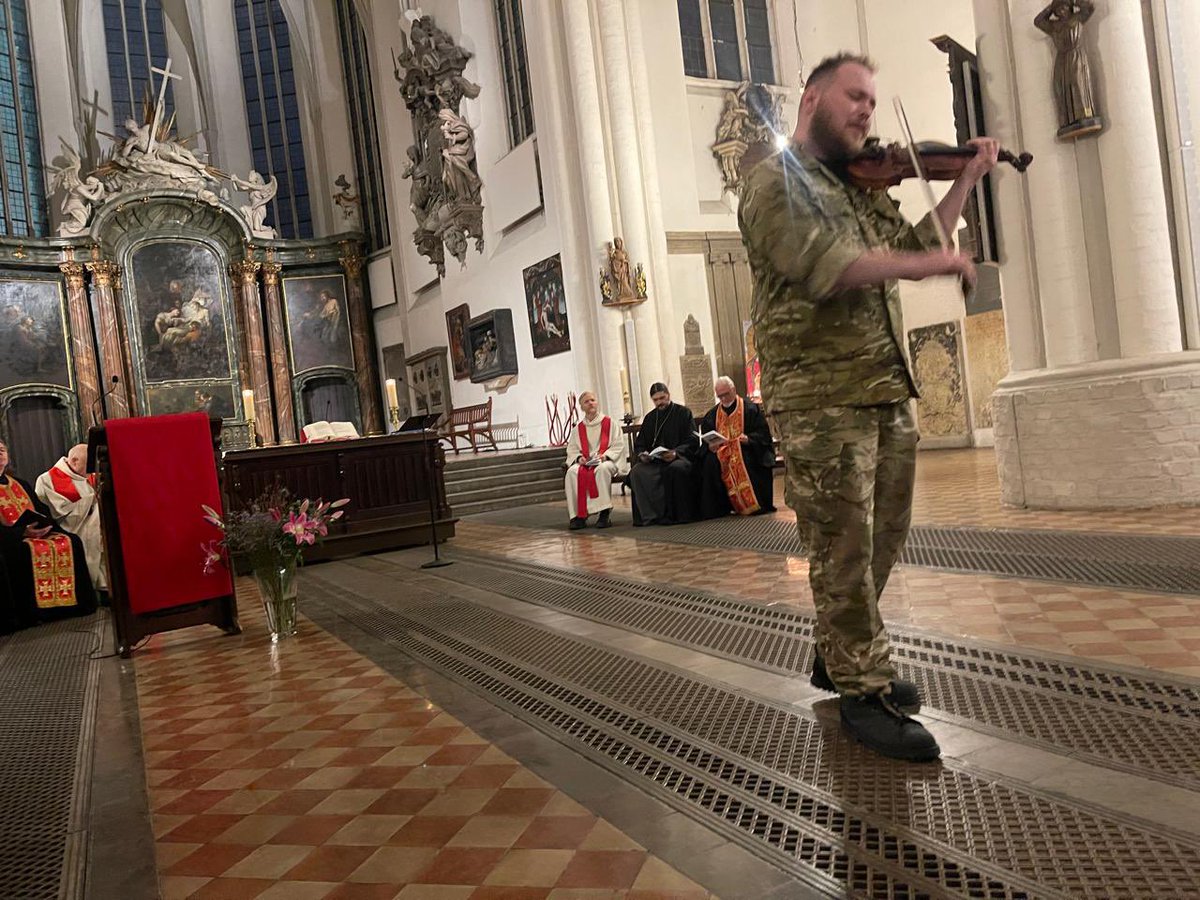 Am Nationalen Gebetstag haben wir gemeinsam mit deutschen Freunden um Frieden gebetet.

In der Marienkirche, die uns daran erinnert, dass auf Zerstörung Wiederaufbau folgt.
Dass Wunden heilen können.
Doch Heilung beginnt mit Wahrheit.
Und Frieden beginnt mit Gerechtigkeit.
