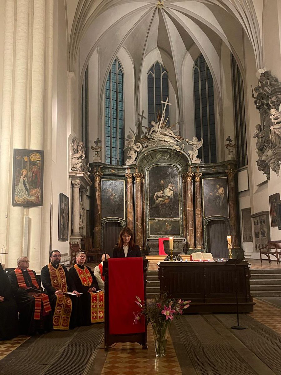 IrynaSamchenko's tweet photo. Am Nationalen Gebetstag haben wir gemeinsam mit deutschen Freunden um Frieden gebetet.

In der Marienkirche, die uns daran erinnert, dass auf Zerstörung Wiederaufbau folgt.
Dass Wunden heilen können.
Doch Heilung beginnt mit Wahrheit.
Und Frieden beginnt mit Gerechtigkeit. https://t.co/0YFgViG5ov