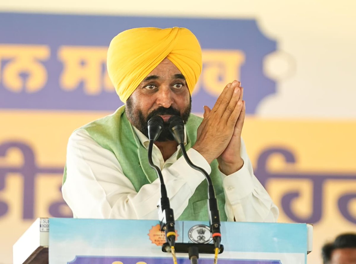 BhagwantMann's tweet photo. ਅੱਜ ਮਾਲਵੇ ਦੇ ਅੰਨਦਾਤਿਆਂ ਲਈ ਇੱਕ ਇਤਿਹਾਸਕ ਅਤੇ ਖੁਸ਼ੀਆਂ ਭਰਿਆ ਦਿਨ ਹੈ। ਪਿਛਲੇ 74 ਸਾਲਾਂ ਤੋਂ ਅਣਗੌਲੀ 'ਫਿਰੋਜ਼ਪੁਰ ਫੀਡਰ ਨਹਿਰ' ਦੀ ਰੀਲਾਈਨਿੰਗ ਦੇ ਪਹਿਲੇ ਫੇਜ਼ ਦਾ ਅੱਜ ਉਦਘਾਟਨ ਕਰਨ ਜਾ ਰਹੇ ਹਾਂ। ਸਾਡੇ ਇੰਜੀਨੀਅਰਾਂ ਅਤੇ ਕਾਮਿਆਂ ਨੇ 'War Mode' ਵਿੱਚ ਕੰਮ ਕਰਦਿਆਂ ਮਹਿਜ਼ 35 ਦਿਨਾਂ 'ਚ ₹180 ਕਰੋੜ ਦੀ ਲਾਗਤ ਨਾਲ ਇਹ ਕੰਮ ਮੁਕੰਮਲ ਕੀਤਾ ਹੈ।

ਇਸ ਨਾਲ ਨਾ ਸਿਰਫ਼ ਨਹਿਰ ਦੀ ਸਮਰੱਥਾ ਵਧੀ ਹੈ, ਸਗੋਂ ਹੁਣ ਸਾਡੇ ਸਰਹੱਦੀ ਇਲਾਕਿਆਂ (ਖਾਸ ਕਰਕੇ ਫਾਜ਼ਿਲਕਾ ਅਤੇ ਜਲਾਲਾਬਾਦ) ਨੂੰ ਫ਼ਸਲਾਂ ਲਈ ਸਾਫ਼ ਪਾਣੀ ਮਿਲੇਗਾ। ਪੰਜਾਬ ਦੇ ਪਾਣੀਆਂ ਨੂੰ ਬਚਾਉਣ ਅਤੇ ਖੇਤਾਂ ਦੀਆਂ ਟੇਲਾਂ ਤੱਕ ਪਹੁੰਚਾਉਣ ਲਈ ਅਸੀਂ ਵਚਨਬੱਧ ਹਾਂ।
-----------
आज मालवा के अन्नदाताओं के लिए एक ऐतिहासिक और खुशियों भरा दिन है। पिछले 74 वर्षों से उपेक्षित रही 'फिरोज़पुर फीडर नहर' की रीलाइनिंग के पहले चरण का आज उद्घाटन करने जा रहे है। हमारे इंजीनियरों और कर्मियों ने 'War Mode' में काम करते हुए मात्र 35 दिनों में 180 करोड़ रुपये की लागत से यह कार्य पूरा किया है।

इससे ना केवल नहर की क्षमता बढ़ी है, बल्कि अब हमारे सीमावर्ती क्षेत्रों, खासकर फाज़िल्का और जलालाबाद को फसलों के लिए स्वच्छ पानी उपलब्ध होगा। पंजाब के पानी को बचाने और उसे खेतों की टेलों तक पहुंचाने के लिए हम पूरी तरह प्रतिबद्ध हैं।