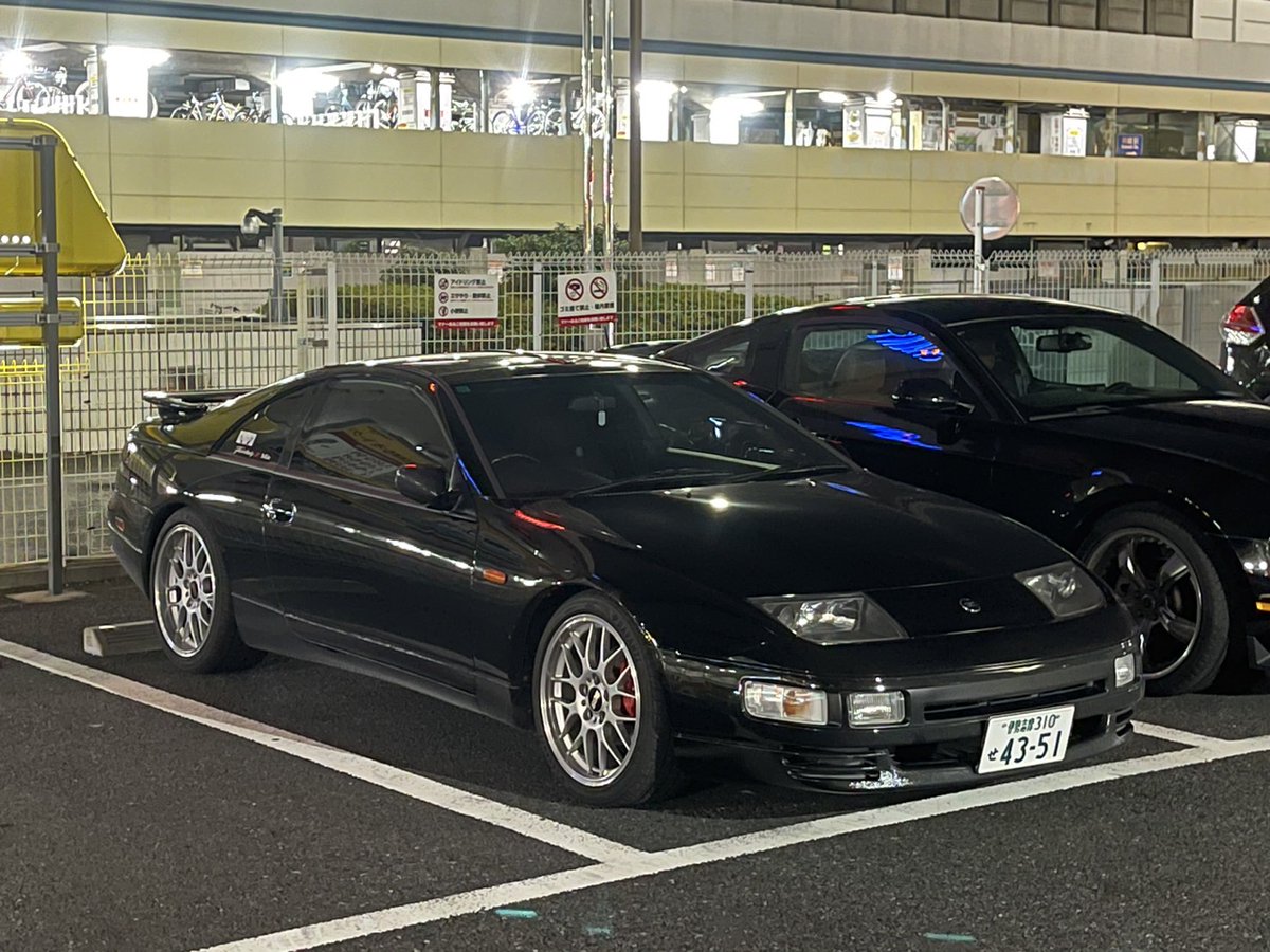 じゃない方界隈 後ろに300ZXて書いてあるけど300ZXじゃなくてVersionS