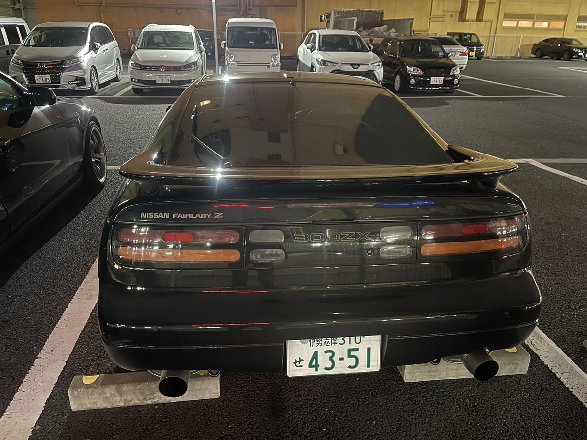 じゃない方界隈 後ろに300ZXて書いてあるけど300ZXじゃなくてVersionS