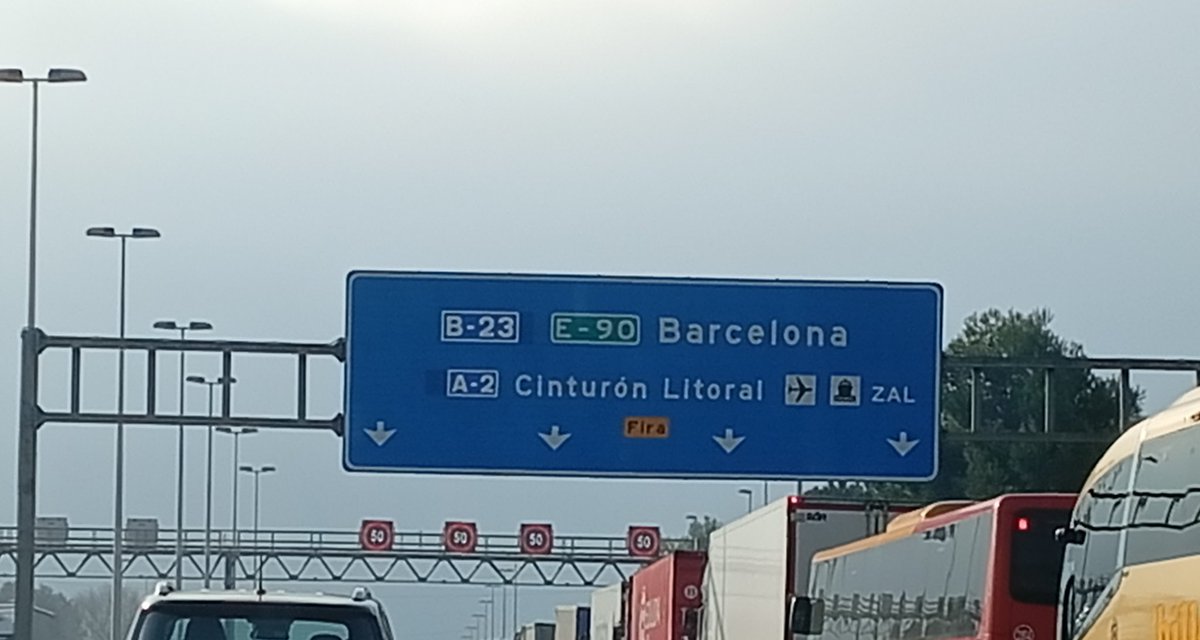 EscarreMontse's tweet photo. Tenim Rodalies i la xarxa viària que ens cau a trossos i el Gobierno de @oscar_puente_ es dedica a gastar diners per castellanitzar els cartells de l'autopista.
EL CATALÀ ÉS UNA LLENGUA OFICIAL A CATALUNYA.
Tornem als temps del Franco.
Quina vergonya de socialistes igual que VOX https://t.co/REfav8OVqD