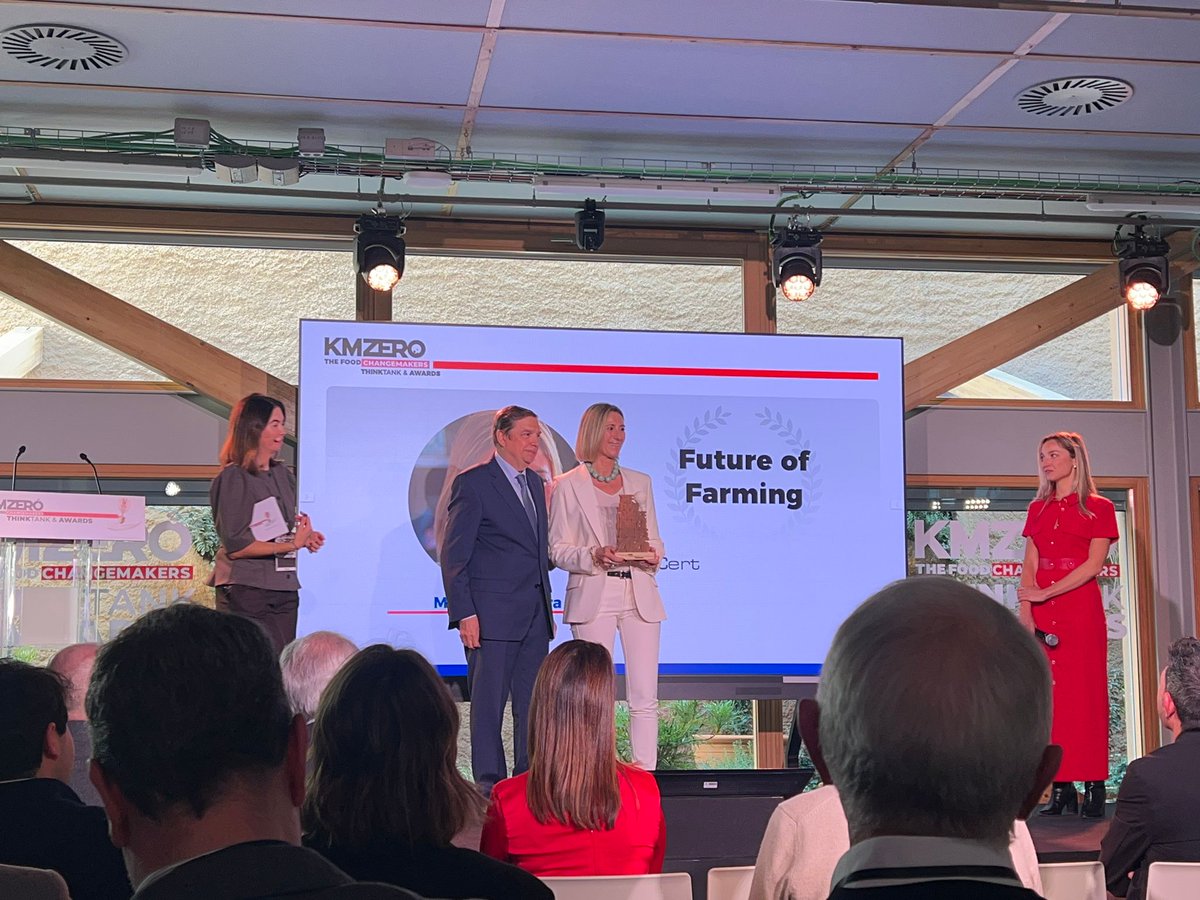 COIAL's tweet photo. 👏 Desde el COIAL damos la enhorabuena a nuestra compañera, Mercedes Iborra, cofundadora de la empresa @visualNACert , que ha sido reconocida con el premio Food Changemaker en la categoría Futuro de la Agricultura en los #TheFoodChangemakersAwards de #KMZERO https://t.co/McG3JnNX1t
