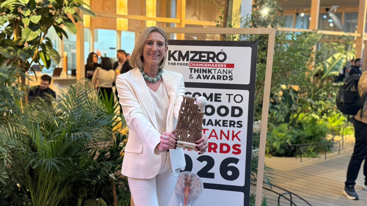 COIAL's tweet photo. 👏 Desde el COIAL damos la enhorabuena a nuestra compañera, Mercedes Iborra, cofundadora de la empresa @visualNACert , que ha sido reconocida con el premio Food Changemaker en la categoría Futuro de la Agricultura en los #TheFoodChangemakersAwards de #KMZERO https://t.co/McG3JnNX1t