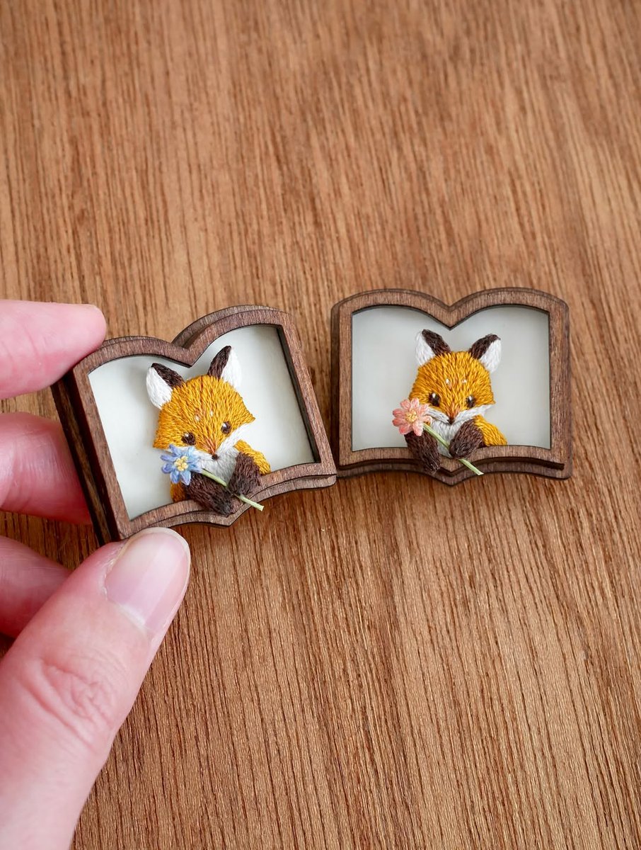 SharkAutis4049's tweet photo. Tiny treasures: foxes, strawberries, and petals, all framed in wonder.
Artist: itosino_mori (IG)
#handmade #embroidery #ArtistOnX https://t.co/O7T2eYx3Sy