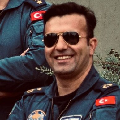 Şehit Hava Pilot Binbaşı İbrahim Bolat'ın baba ocağına Türk bayrağı asıldı.