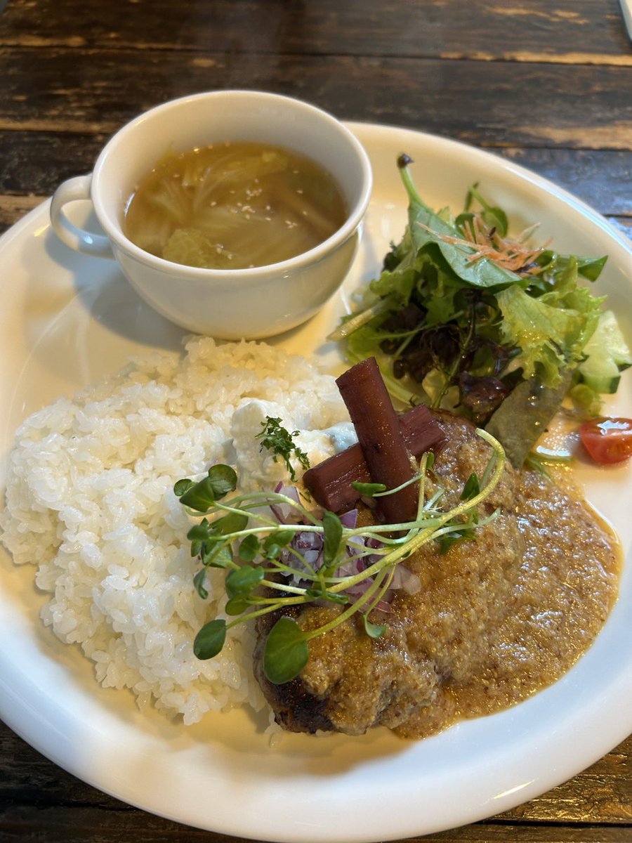 LEAVES_2000's tweet photo. 3月1日(日)までのおすすめメニューは「ハンバーグ、オニオンソース」ごはんプレート¥1,485(平日ランチタイムはドリンク付)です🍴
2月も最後の週ですね。もうすぐ春☘️
皆様のご来店お待ちしております🙂 https://t.co/76jNolQHFk