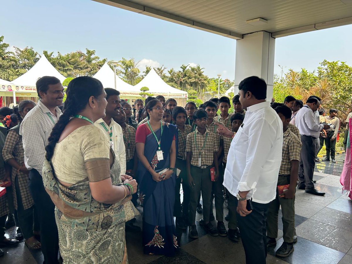 ఈరోజు 25 - 02 - 2026(బుధవారం)  అచ్చంపేట ప్రభుత్వ పాఠశాల 8 వ తరగతి విద్యార్థులు అసెంబ్లీ సందర్శనకు విచ్చేసిన సందర్భంగా అసెంబ్లీ ఆవరణంలో వారితో మమేకమై కొంత సమయం గడిపిన పెదకూరపాడు నియోజకవర్గ శాసనసభ్యులు భాష్యం ప్రవీణ్ గారు.
కార్యక్రమంలో మాజీమంత్రి,చిలకలూరిపేట ఎమ్మెల్యే ప్రత్తిపాటి