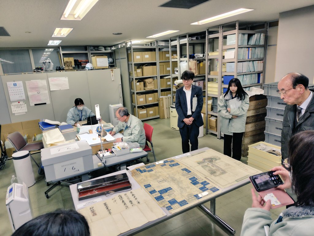 【2月議会報告】民生教育常任委員会現地視察。愛島小学校体育館屋根改修工事は、雨漏り対策のため9月から来年2月にかけて行われる予定。児童センター遊戯室空調設備設置工事は、7施設にそれぞれ2台を5月末までに設置予定。市史編さん事業は、来年3月に通史編1[原始・古代]を800部刊行予定。