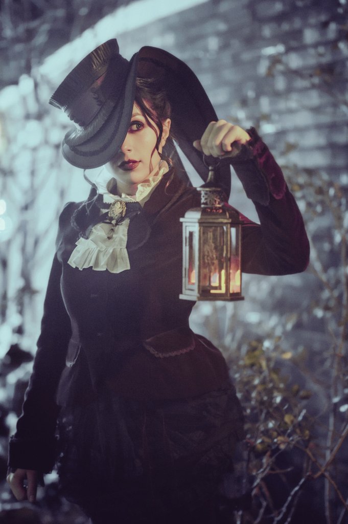 装飾ではなく、発想で作る。
燕尾服の構造を、ハットへ🎩

クラウン＝カマーベルト
ブリム＝燕尾

偶然ではない、設計されたシルエット。
ユニセックスで成立する強度。
構造の美学。

"服の概念を被るハット"