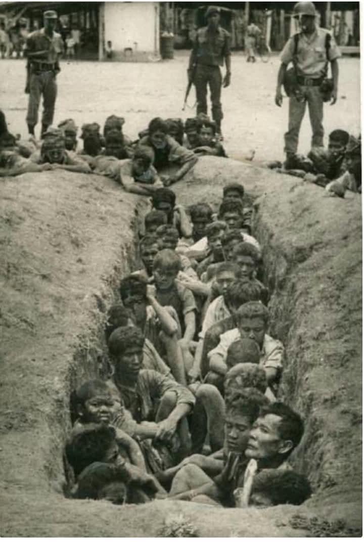 Decenas de indonesios acusados de ser comunistas, incluidos niños, esperan en fila para ser fusilados por el ejército golpista de Suharto, el cual fue financiado por la CIA para perpetrar un genocidio en el pais contra los comunistas.

Durante mas de 3 meses, día y noche, no