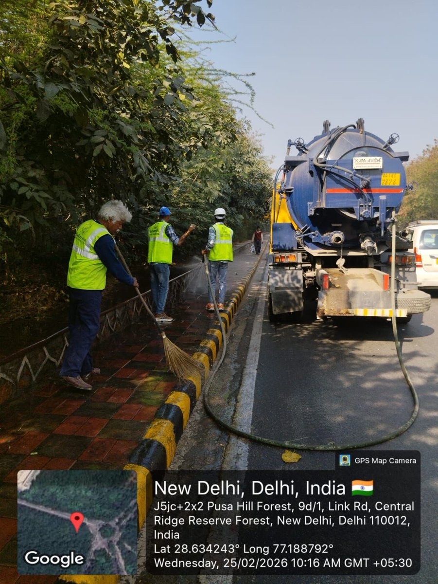kbzdc's tweet image. Footpath washing carried out on major roads of Karol Bagh zone to maintain cleanliness and enhance public hygiene. 

#KarolBagh #SwachhDelhi #MCDAction