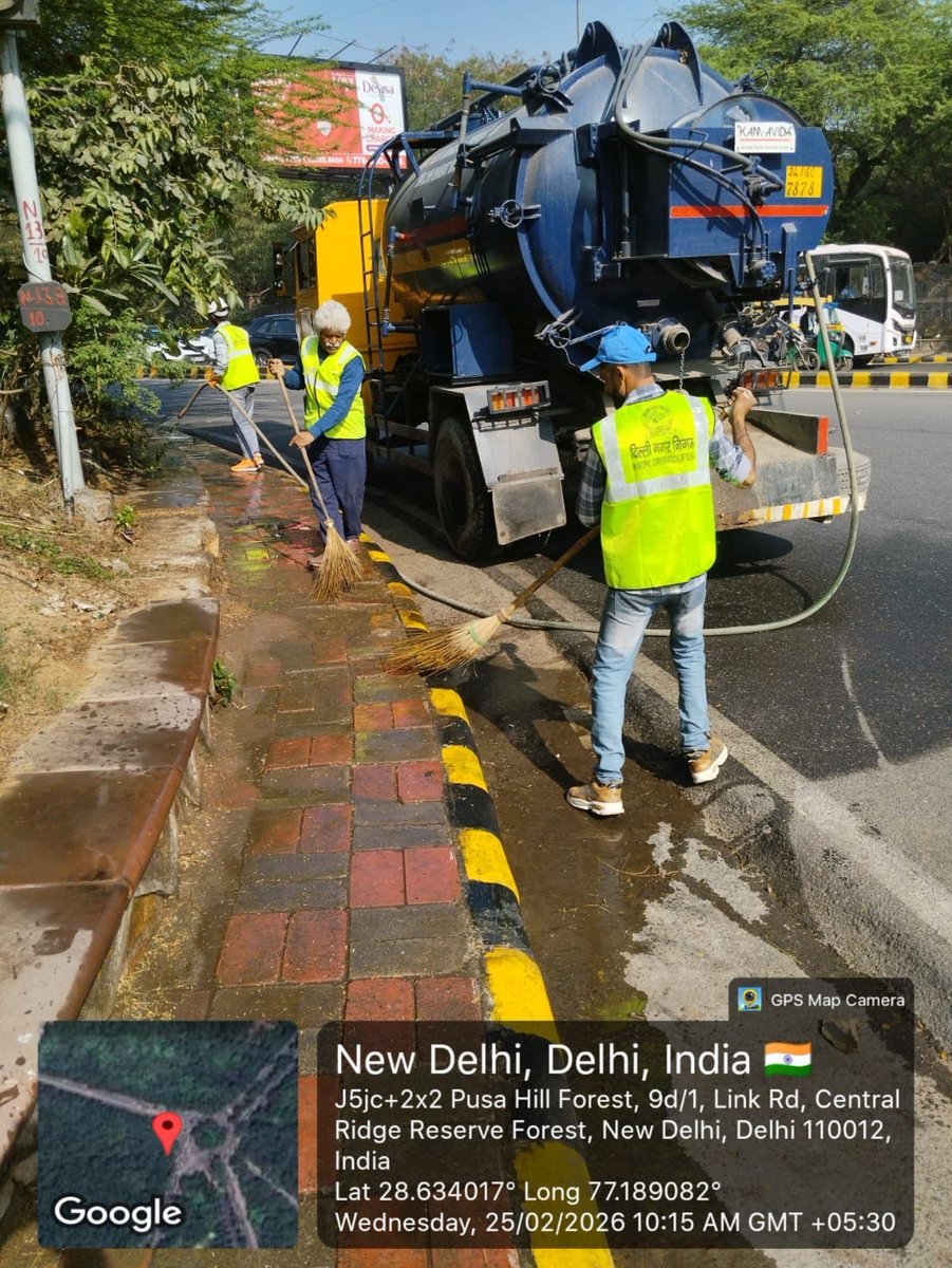 kbzdc's tweet image. Footpath washing carried out on major roads of Karol Bagh zone to maintain cleanliness and enhance public hygiene. 

#KarolBagh #SwachhDelhi #MCDAction