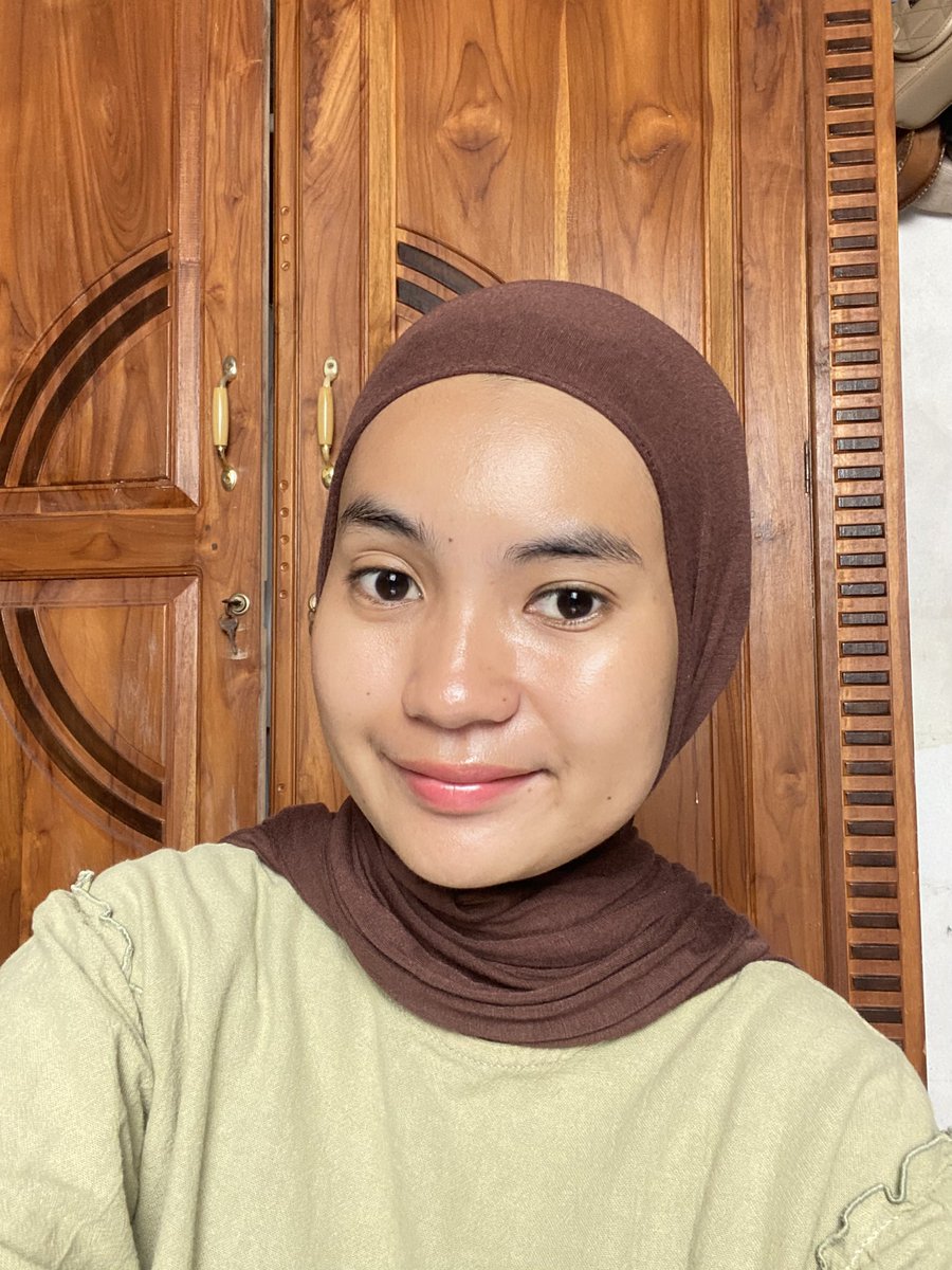 milliniumoste's tweet image. Walaupun lebaran masih lama tapi tetep harus ngejaga kulit dari sekarang ya guyss, jangan sampe nanti deket lebaran malah breakout😭🤯.

Salah satu caraku ya pake sunscreen satu ini✨

#sunscreenomg #sunscreenviral #sunscreen #OMGBeauty #BlokKulitKusam #PejuangGlowUpRamadan
