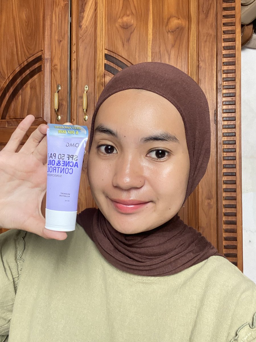 milliniumoste's tweet image. Walaupun lebaran masih lama tapi tetep harus ngejaga kulit dari sekarang ya guyss, jangan sampe nanti deket lebaran malah breakout😭🤯.

Salah satu caraku ya pake sunscreen satu ini✨

#sunscreenomg #sunscreenviral #sunscreen #OMGBeauty #BlokKulitKusam #PejuangGlowUpRamadan