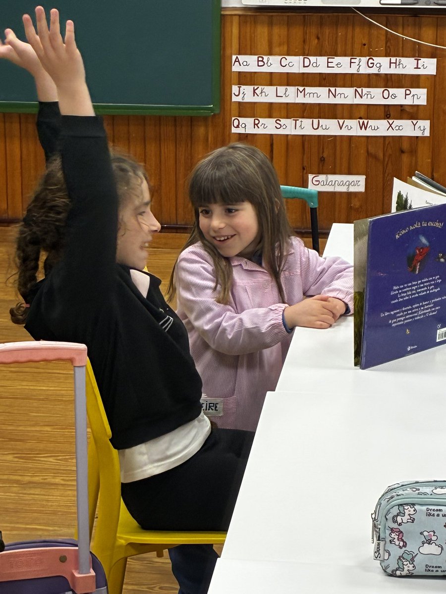 BajoCra's tweet photo. Mayores leen a pequeños. Y a veces sucede que los peques tienen tantas ganas, que acaban leyendo ellos solos. 🥹 https://t.co/HQGXNCbdFa
