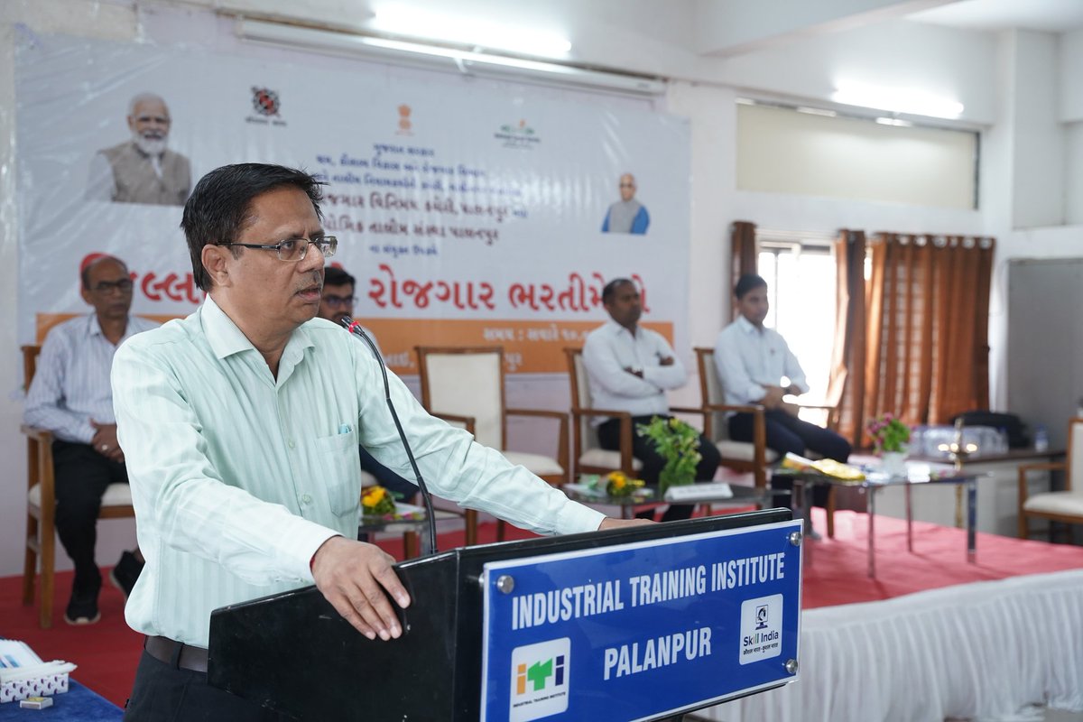 EBanaskantha's tweet photo. આજ રોજ જિલ્લા રોજગાર કચેરી, પાલનપુર અને આઈ.ટી.આઈ,પાલનપુરના સંયુક્ત ઉપક્રમે જિલ્લા કક્ષાનો રોજગાર ભરતીમેળો યોજવામાં આવ્યો.જેમાં ૫૪૩ ઉમેદવારોએ ઇન્ટરવ્યૂ આપવા ઉપસ્થિત રહેલ તેમજ  ૧૩ નોકરીદાતોએ હાજર રહીને ઇન્ટરવ્યૂ  પ્રક્રિયા હાથ ધરેલ.જે પૈકી કુલ ૨૩૦ ઉમેદવારોની પસંદગી કરવામાં આવી. https://t.co/Viv5NW8wWw