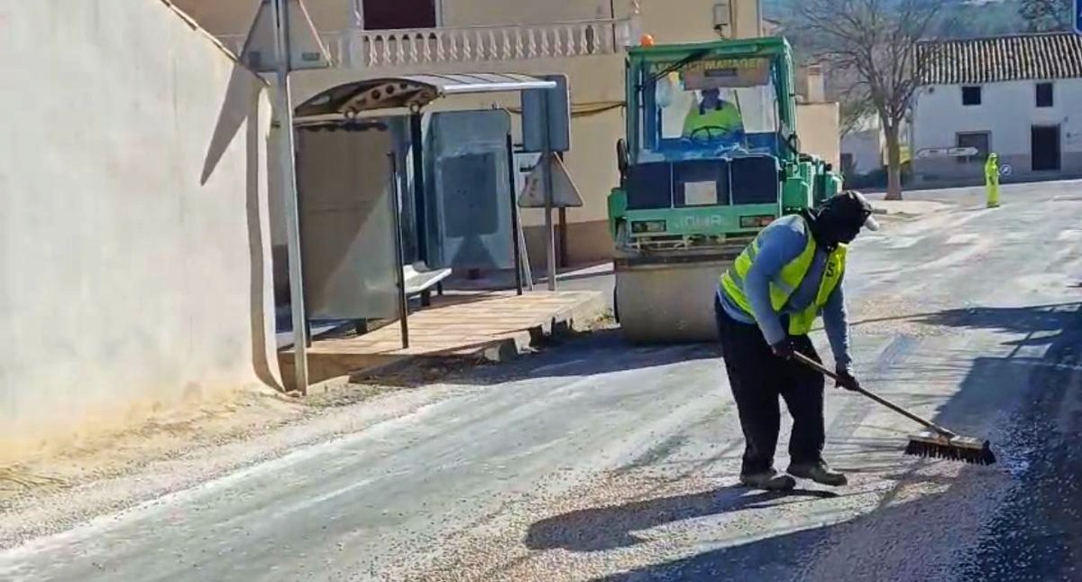 AytodeCaravaca's tweet photo. 🚧 Obras de mejora de la carretera que une las pedanías de #Singla y La #Almudema, con una inversión de 90.000 euros por parte de @Fomento_RM: https://t.co/726L9X2DGL https://t.co/rur29QklQK