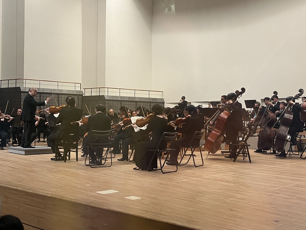 本日は藤岡市みかぼみらい館にて移動音楽教室でした！雨の中でしたが、集まってくださった中学生の皆さまに群馬交響楽団の演奏をお届けしました！指揮は #鈴木織衛 さん、司会は #和田美菜子 さんでした！