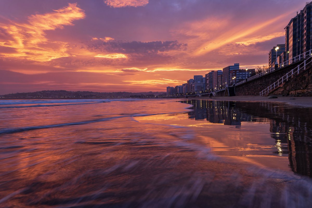 Llamaradas al amanecer reflejadas en la Playa de San Lorenzo, Gijón  (Asturias)
<a href="/tiempobrasero/">Tutiempo</a> <a href="/Tiempo_Mercedes/">Mercedes Martín</a> <a href="/ElTiempoA3/">El Tiempo de Antena 3</a> <a href="/aquilatierratve/">Aquí la Tierra</a> <a href="/ElTiempo_tve/">El Tiempo en TVE</a> <a href="/eltiempotpa/">El tiempo TPA</a> <a href="/TurismoAsturias/">TurismoAsturias</a> <a href="/AEMET_Asturias/">AEMET_Asturias</a> <a href="/lasextameteo/">La Sexta Meteo</a> <a href="/GabriValcarcel/">Gabriel G. Valcárcel</a>