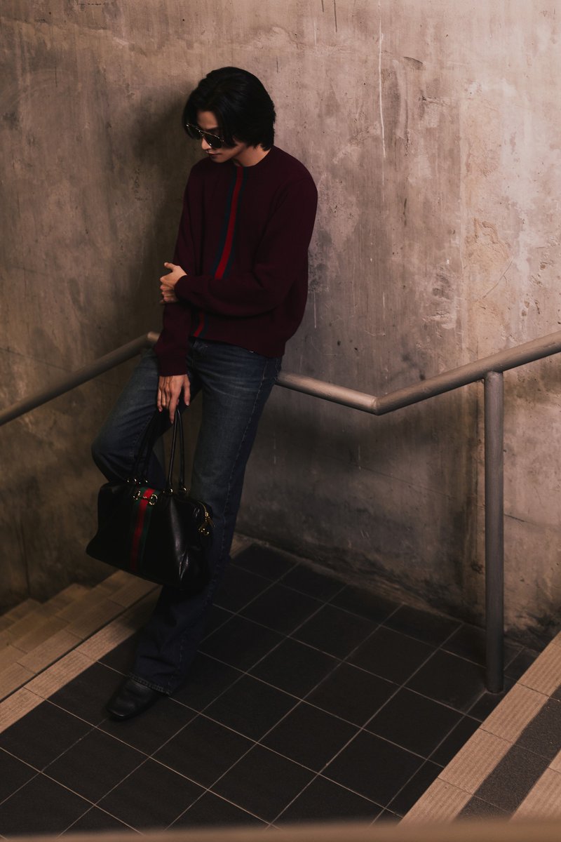 มาเท่! ส่งภาพ Gucci Brand Ambassador #กลัฟคณาวุฒิ ปรากฎตัวพร้อมไอเท็มจากาคอลเล็คชั่น Spring Summer 2026 ปิดท้ายลุคด้วยรองเท้า Horsebit Loafer หนังสีดำ พร้อมบินลัดฟ้าสู่มิลานเพื่อสัมผัส  Gucci PRIMAVERA หรือ คอลเล็คชั่น Gucci Fall-Winter 2026 ที่จะมีขึ้น 27 กุมภาพันธ์นี้ เวลา