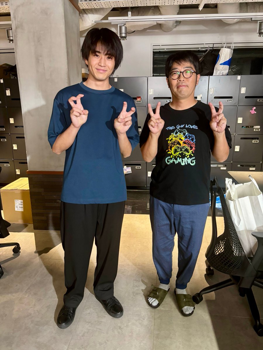 bstbs_drama23's tweet photo. 🌾BSTBS  #ドラマゲームチェンジ 🌾

元上司と部下の蒼太と太田さん
ドラマの中では太田さんにハラスメントを受けていた蒼太ですが
カットがかかった後は二人仲良く同じポーズ📸

1話～3話・最新話はTVerで配信中💡
🔗https://t.co/LZkf3kyfS8

第8話は2月26日(木)よる11:00放送🎮

#中沢元紀 #鈴木拓 https://t.co/z0mYu6GWKS