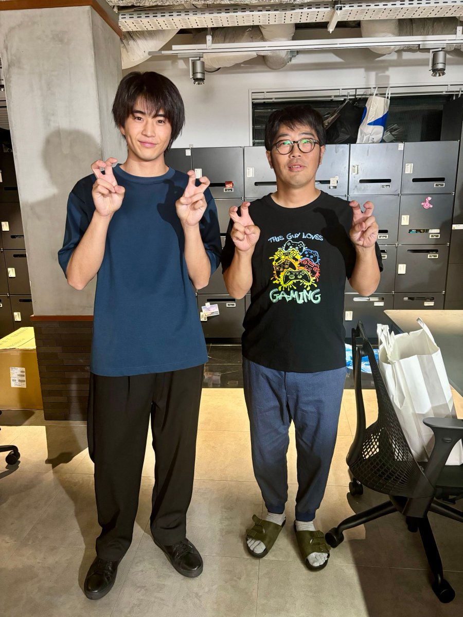 bstbs_drama23's tweet photo. 🌾BSTBS  #ドラマゲームチェンジ 🌾

元上司と部下の蒼太と太田さん
ドラマの中では太田さんにハラスメントを受けていた蒼太ですが
カットがかかった後は二人仲良く同じポーズ📸

1話～3話・最新話はTVerで配信中💡
🔗https://t.co/LZkf3kyfS8

第8話は2月26日(木)よる11:00放送🎮

#中沢元紀 #鈴木拓 https://t.co/z0mYu6GWKS