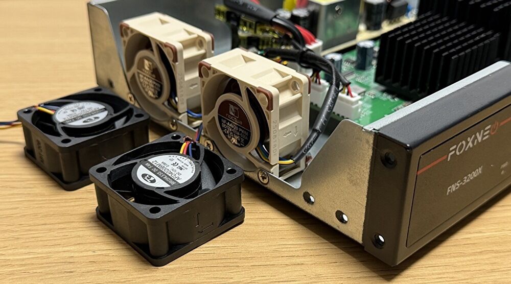 MR_Ken2's tweet photo. 10Gbps スイッチングハブのファンがやかましく、「Noctua」の静音ファンに交換しました。コネクターの形状が合わず、ケーブルを加工しましたが、結果、ファン音は大きく改善
https://t.co/PK32u5OVLr https://t.co/vXAa4KV94Q