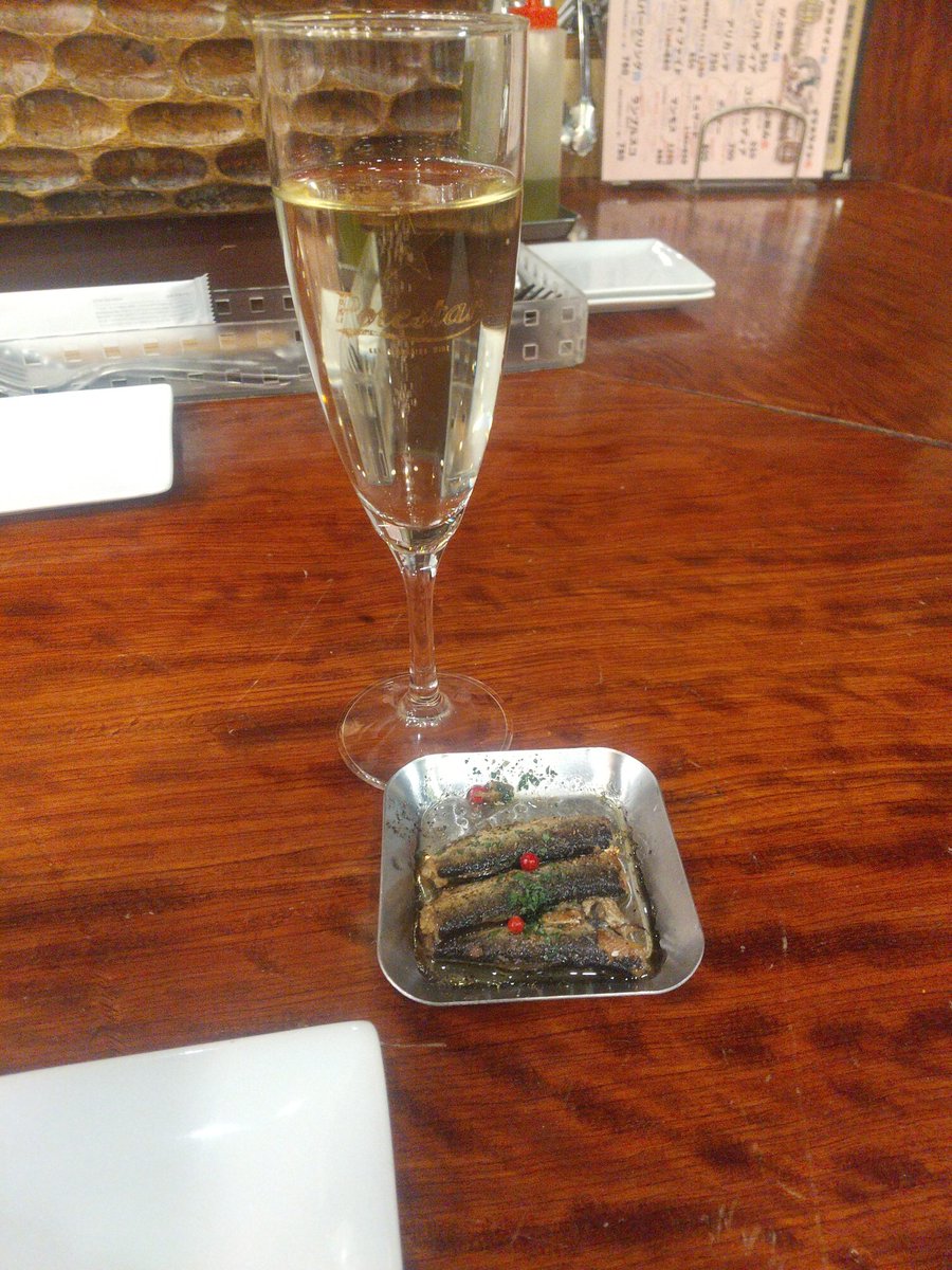 YossiElliotto's tweet photo. 本日は横浜なう。憧れだったHanah springのライブを観にきました。ライブ前に一杯引っかけてます🍷🤗 #Hanahspring #ワインバル青木酒店 #vibes813 https://t.co/cTOTty7rH4